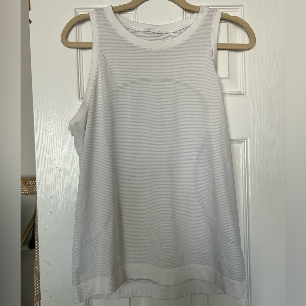 Like new lululemon 8 relaxed swiftly white tank
